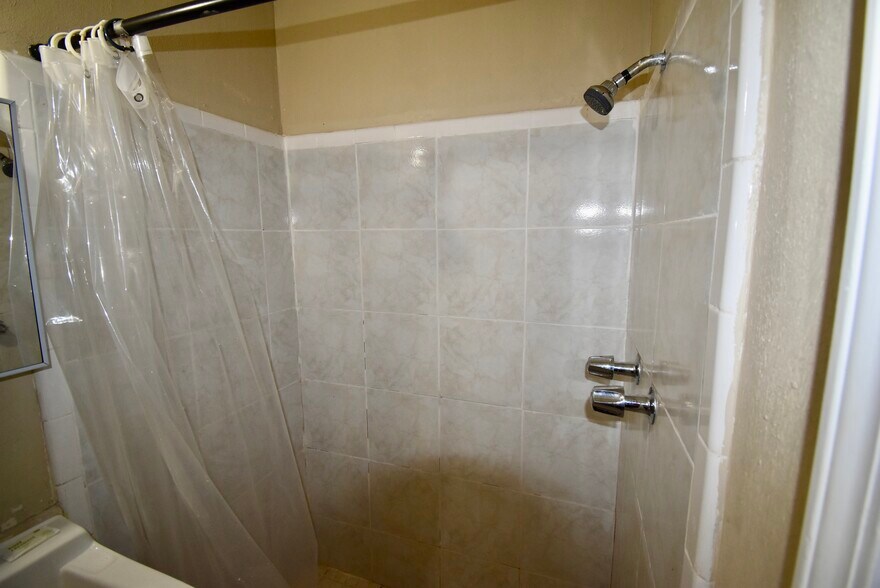 More Photos Of 3401 N Alexander Dr, Baytown Hotel For Sale