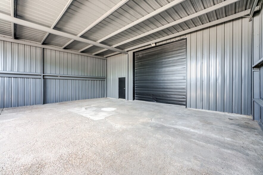 More Photos Of 10215 Papalote St, Houston Showroom For Sale