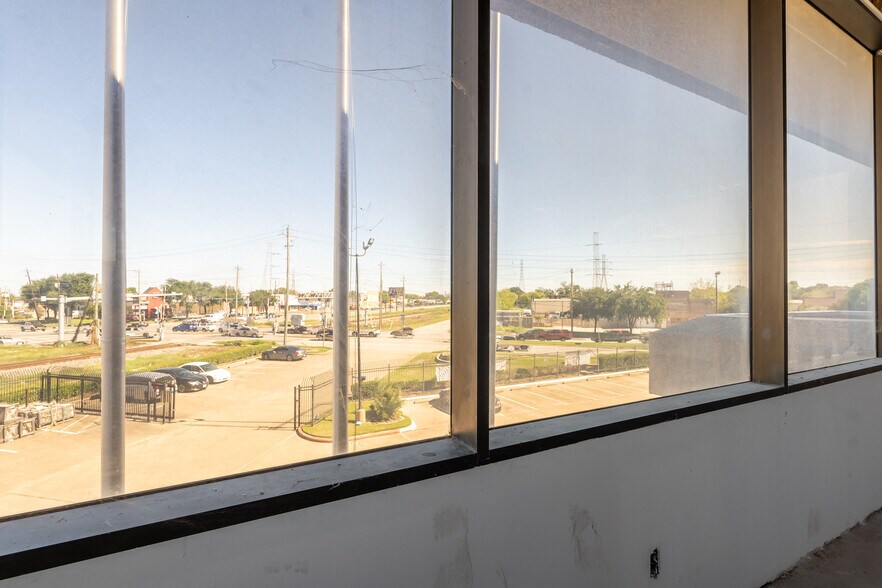 More Photos Of 7604 Kempwood Dr, Houston Light Distribution For Sale