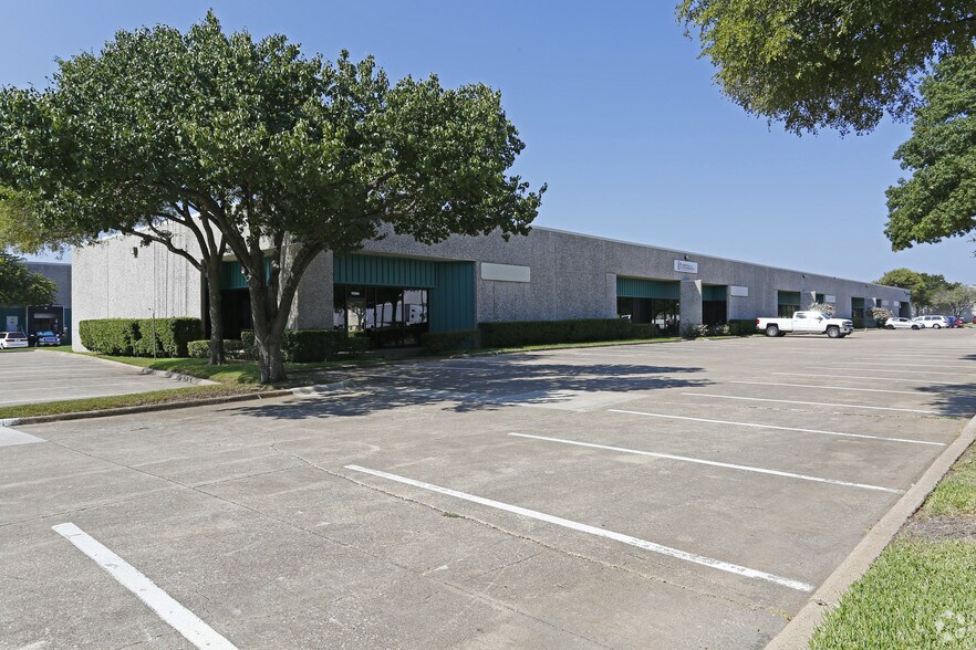 More Photos Of 11080 Grader St, Dallas Warehouse For Lease