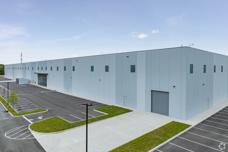 More Photos Of 1001 Express Drive North, Yaphank Unknown For Lease
