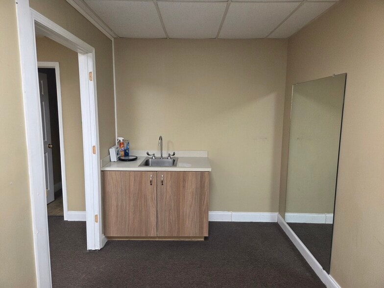 More Photos Of 3140 Lees Ln, Mobile Light Distribution For Sale