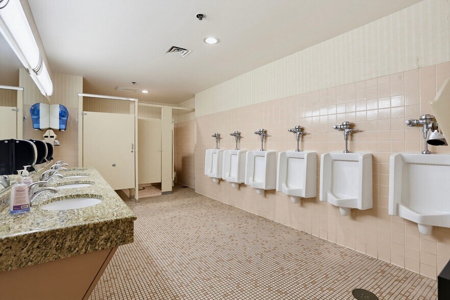 More Photos Of 505 Jermor Ln, Westminster Restaurant For Lease