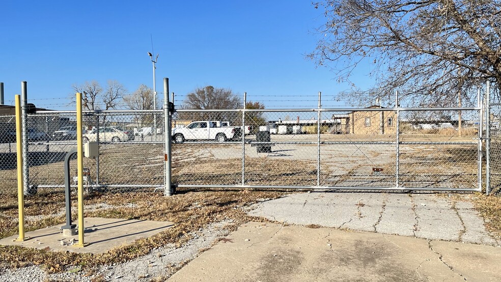More Photos Of 7519 E Pine St, Tulsa Warehouse For Sale