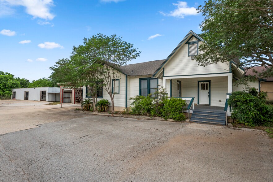 More Photos Of 18833 Redland Rd, San Antonio Light Distribution For Sale