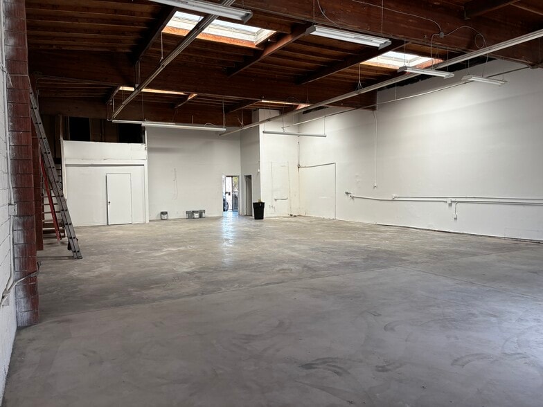 More Photos Of 13526-13528 Normandie Ave, Gardena Warehouse For Lease