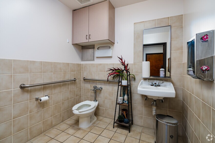 More Photos Of 3550 Q St, Bakersfield Medical For Sale