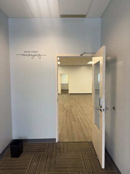 More Photos Of 5650 Bardstown Rd, Louisville Office For Lease