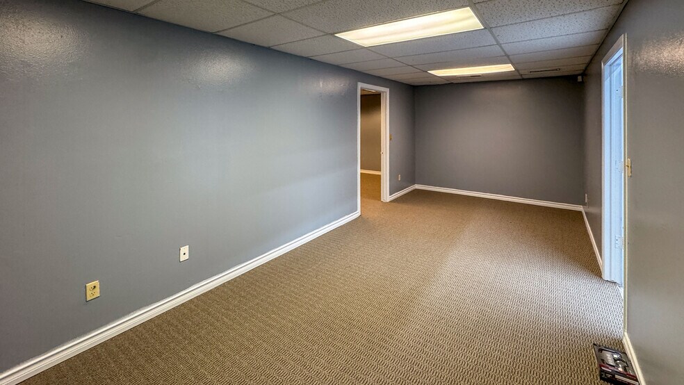 More Photos Of 1525 Common Dr, El Paso Flex For Lease