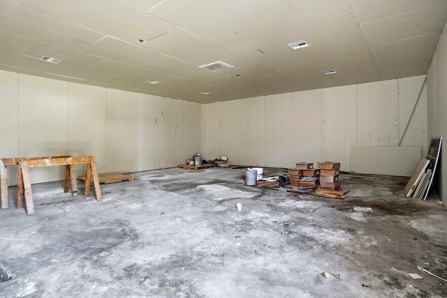 More Photos Of 8202 Elam Rd, Dallas Medical For Lease