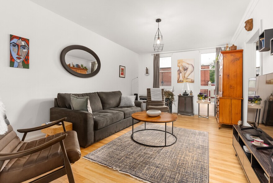 More Photos Of 68 Main St E, Huntsville Storefront For Sale