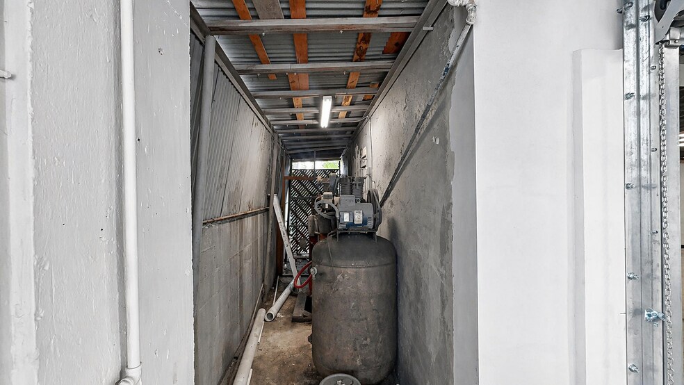 More Photos Of 1420 NE 131st St, North Miami Service For Lease