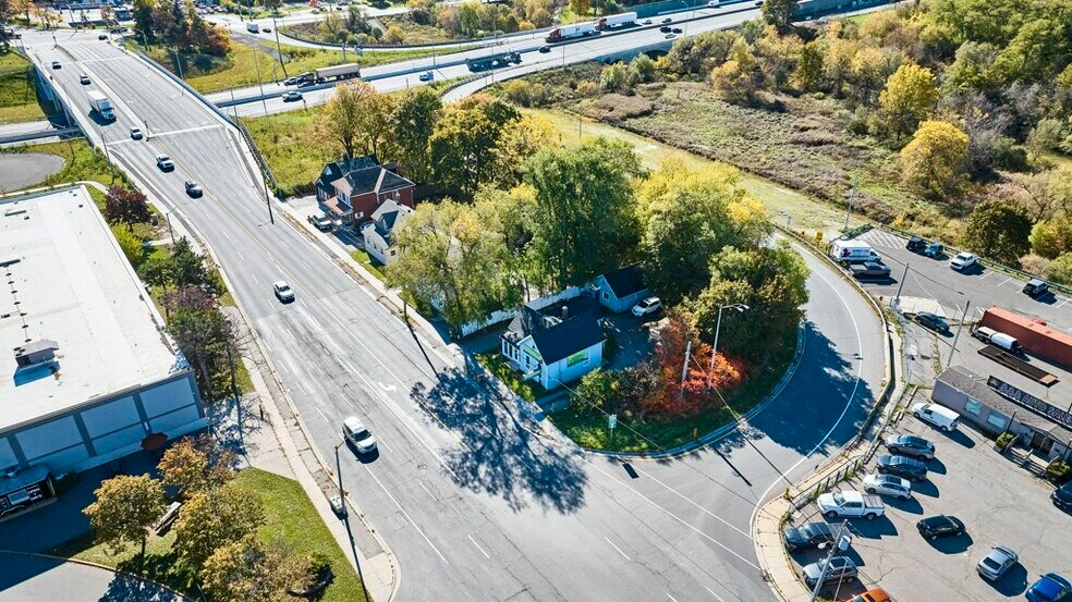 More Photos Of 562 Simcoe St S, Oshawa Storefront For Sale