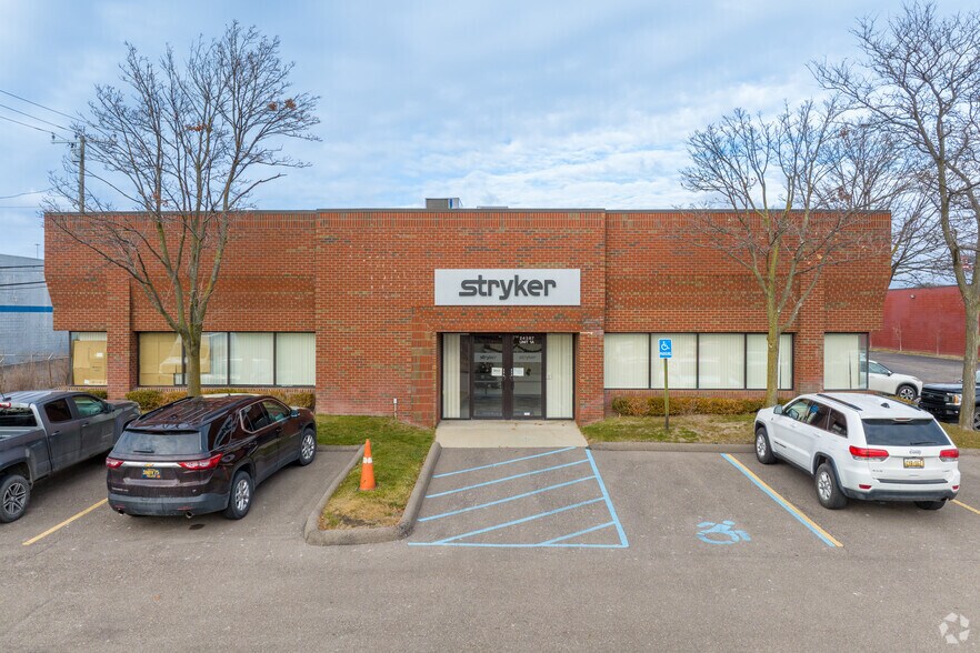 More Photos Of 24401-24415 Halsted Rd, Farmington Hills Light Manufacturing For Lease