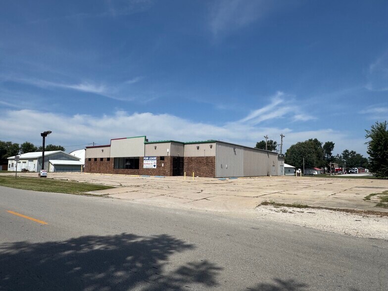 More Photos Of 109 E Clark St, La Plata Freestanding For Lease