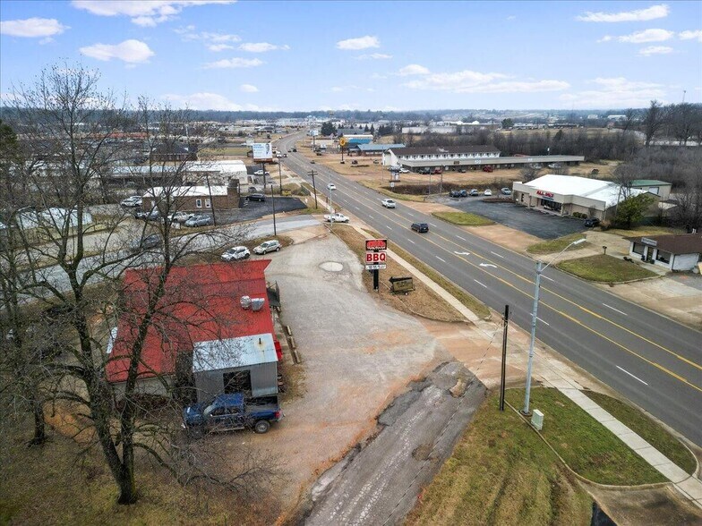 More Photos Of 1027 Porter Wagoner Blvd, West Plains Restaurant For Sale