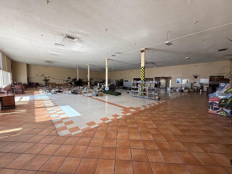 More Photos Of 301 Mitchell Rd, Modesto Auto Dealership For Lease