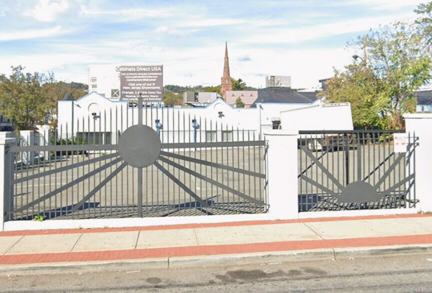 More Photos Of 555-557 Main St, Orange Warehouse For Lease