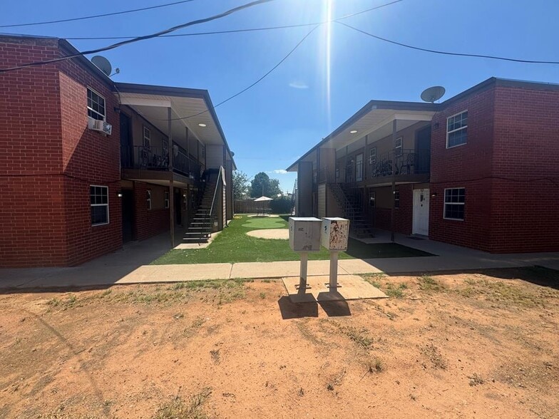 Primary Photo Of 900 W 8th St, Odessa Apartments For Sale