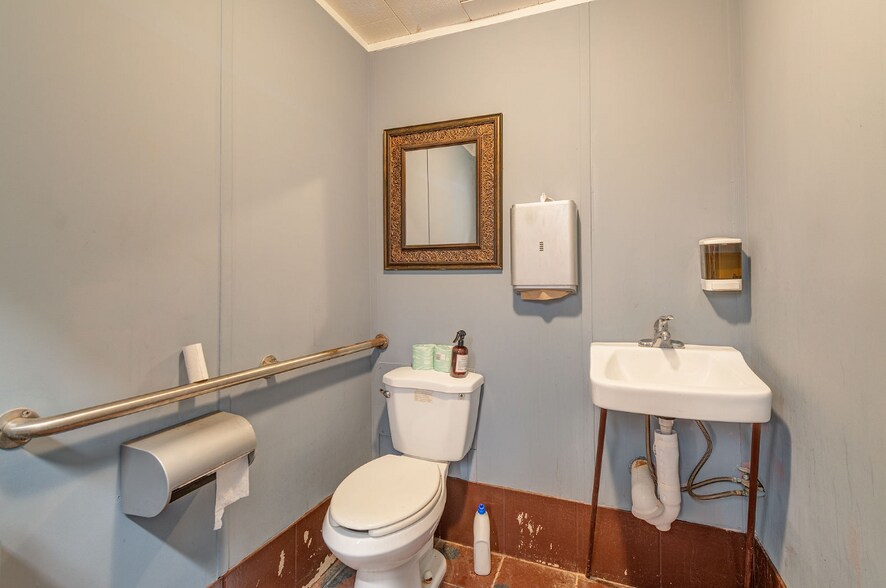 More Photos Of 2064 Us-70, Swannanoa Freestanding For Sale