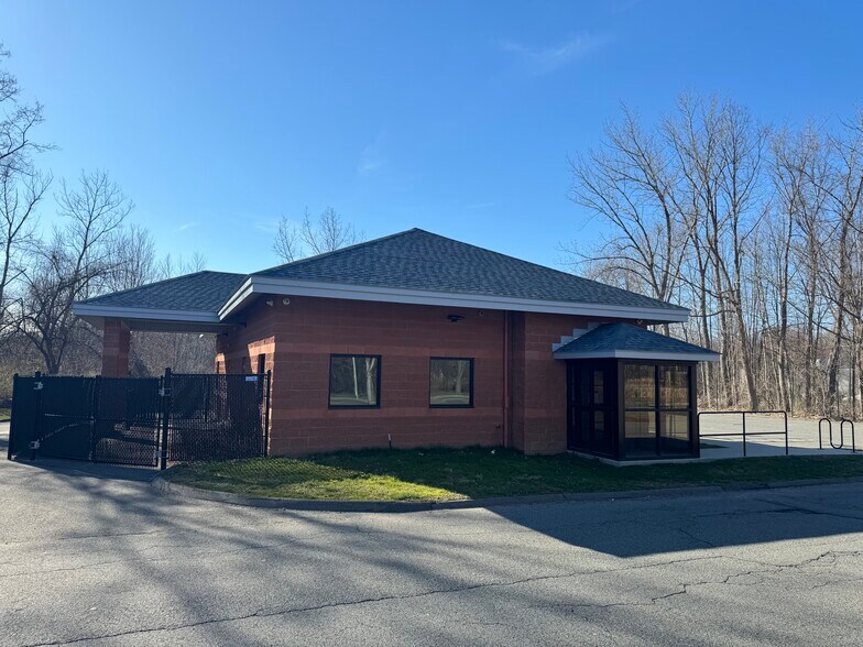 More Photos Of 85 University Dr, Amherst General Retail For Lease