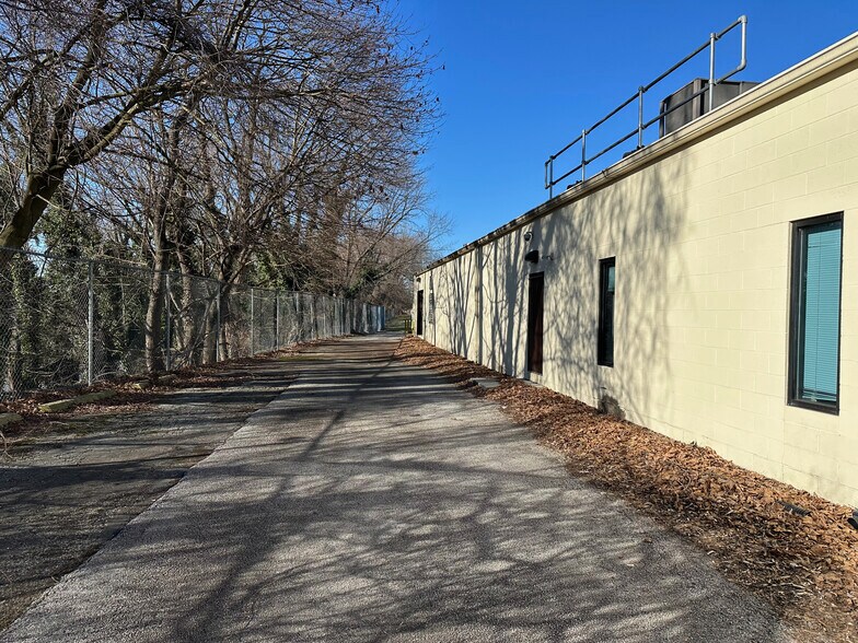 More Photos Of 610 W Church Ave, York Flex For Lease