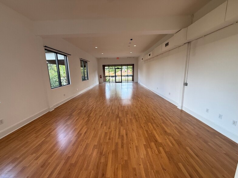 More Photos Of 2436 E University Dr, Auburn Storefront Retail Office For Lease