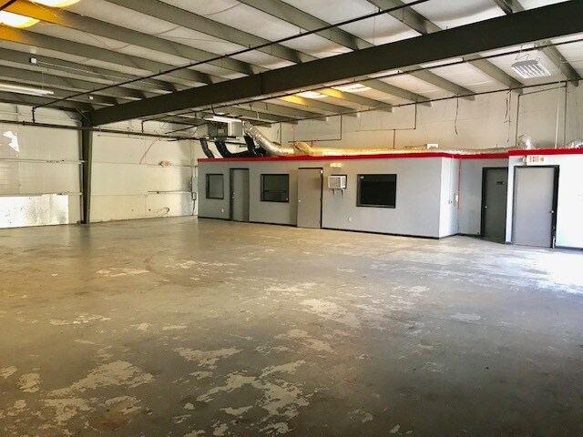 More Photos Of 801 15th St, Lake Park Warehouse For Lease