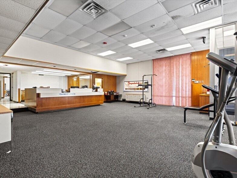 More Photos Of 126 S Maple St, Nowata Office For Sale