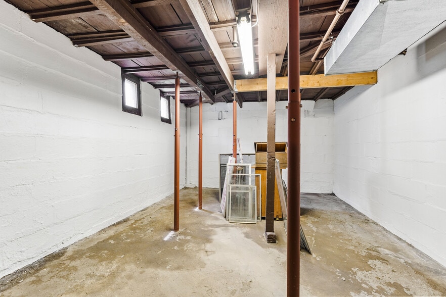 More Photos Of 15522 Madison Ave, Lakewood General Retail For Sale