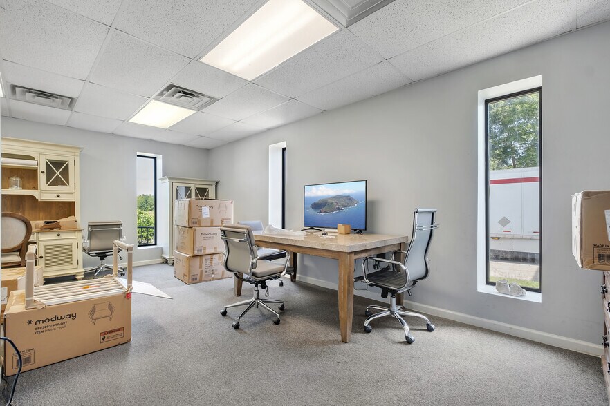 More Photos Of 495 Fortune Blvd, Midway Light Distribution For Lease
