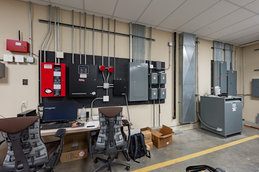 More Photos Of 1601 Ups Dr, Louisville Office For Sale