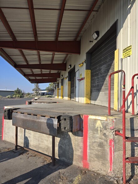 More Photos Of 2138 SW 2nd Ct, Redmond Distribution For Lease