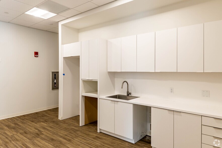 More Photos Of 1950 NW 87th Ave, Doral Storefront Retail Office For Lease