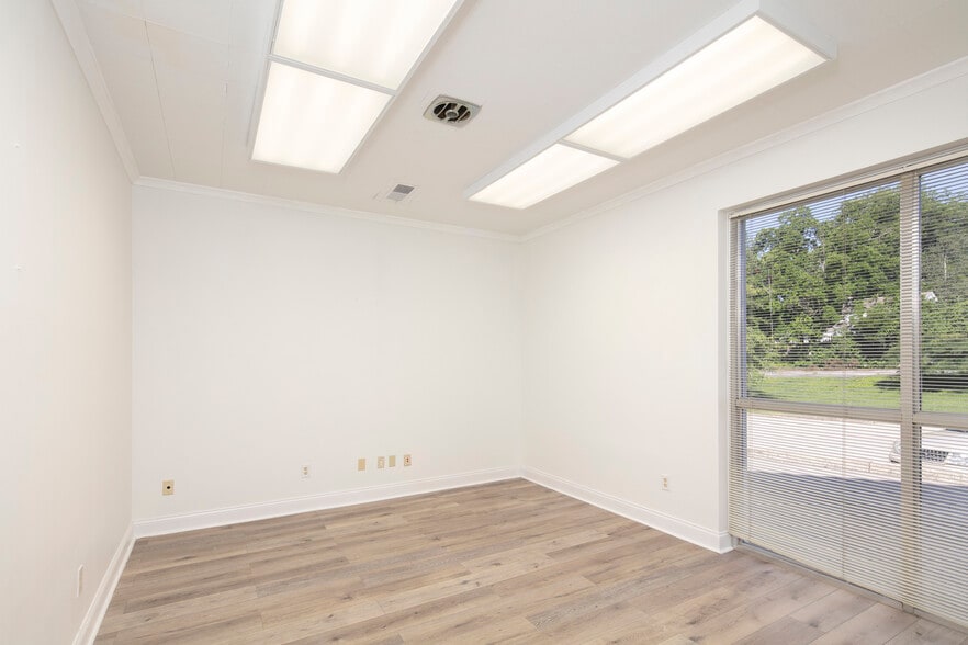 More Photos Of 308 W Lexington Ave, Winchester Office For Sale