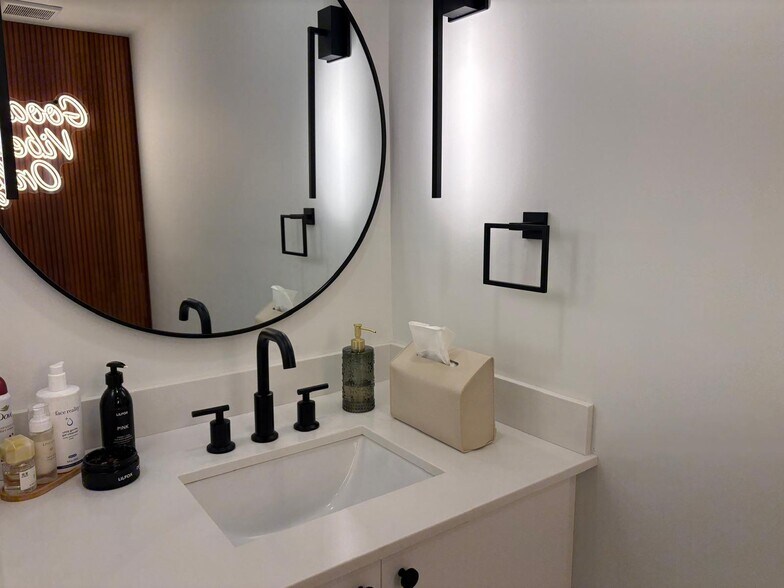 More Photos Of 2427 Biscayne Blvd, Miami Storefront Retail Office For Lease