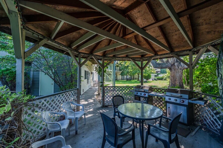 More Photos Of 2107 Tait St, Summerland Hotel For Sale