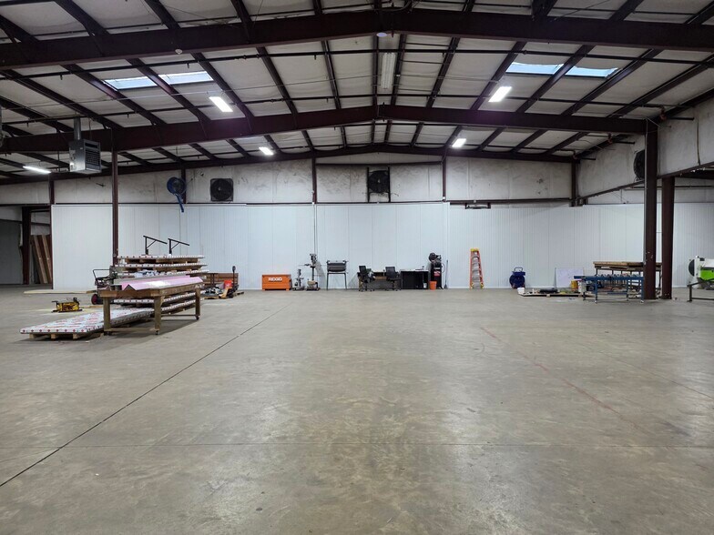 More Photos Of 318 Bell Park Dr, Woodstock Distribution For Lease