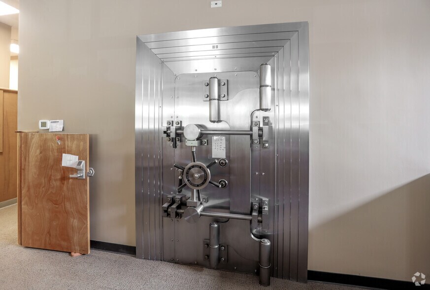 More Photos Of 2 NW 18th St, Richmond Bank For Lease