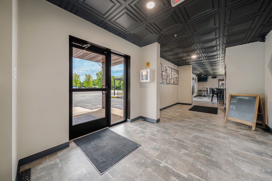 More Photos Of 689 Broadway, Berlin Restaurant For Sale
