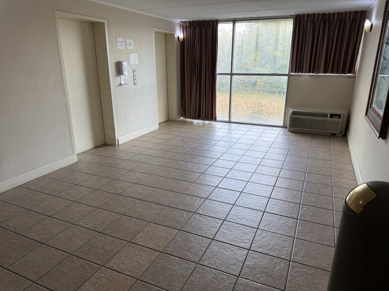 More Photos Of 4055 Belmont Ave, Youngstown Hotel For Sale