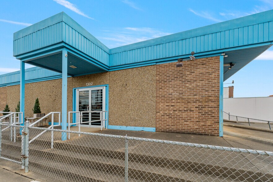 More Photos Of 1302-1306 4th Ave, Huntington Medical For Sale