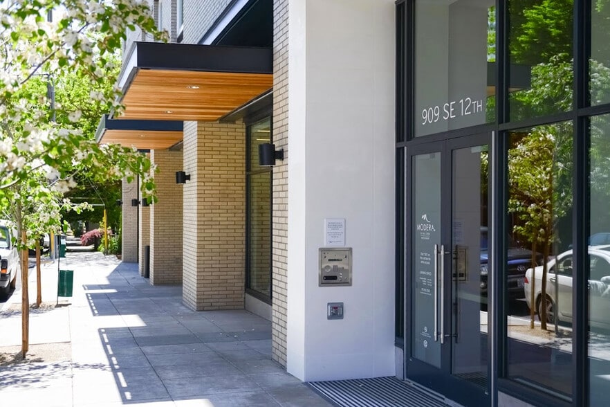 More Photos Of 909 SE 12th Ave, Portland Apartments For Lease