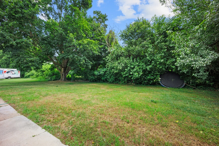 More Photos Of 2516-2518 N Dupont Pky, Middletown Freestanding For Sale