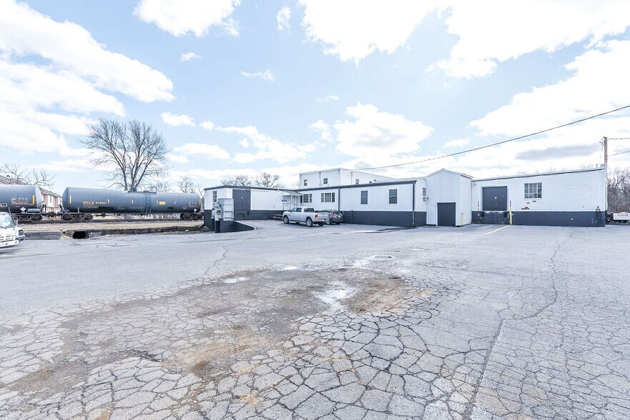 More Photos Of 196 Carlton Dr, Inwood Industrial For Sale