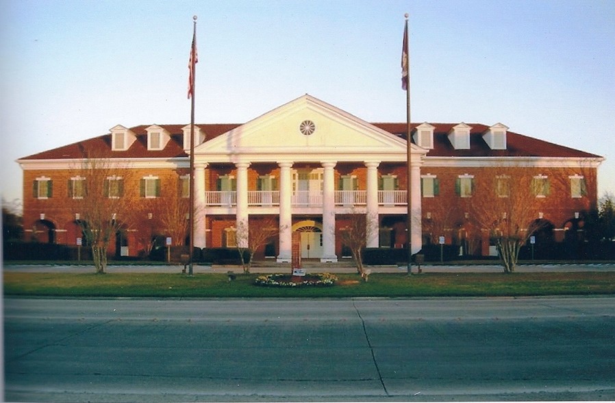 Primary Photo Of 800 S Lewis St, New Iberia Office For Lease