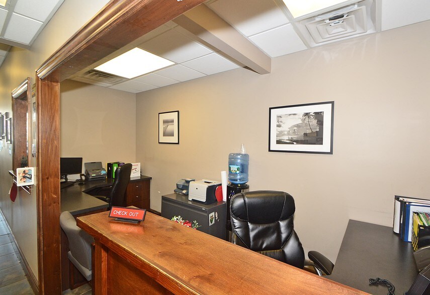 More Photos Of 272 W Park Ave, Long Beach Medical For Sale
