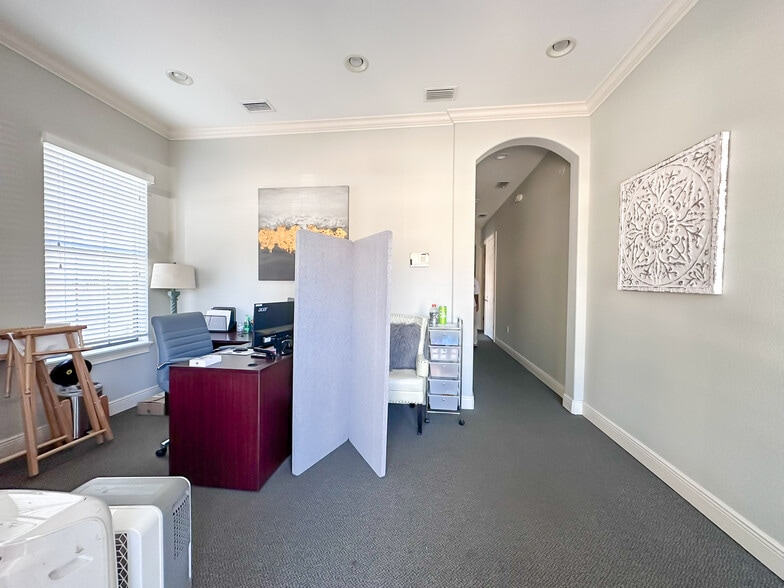 More Photos Of 180 Fitzgerald Rd, Lakeland Office For Sale