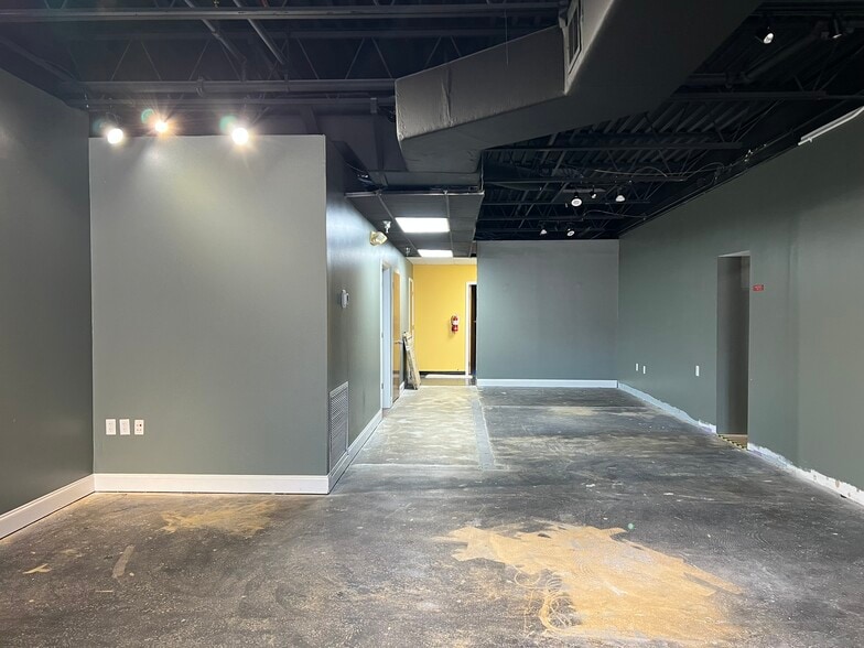 More Photos Of 9-27 Eglin Pky NE, Fort Walton Beach General Retail For Lease