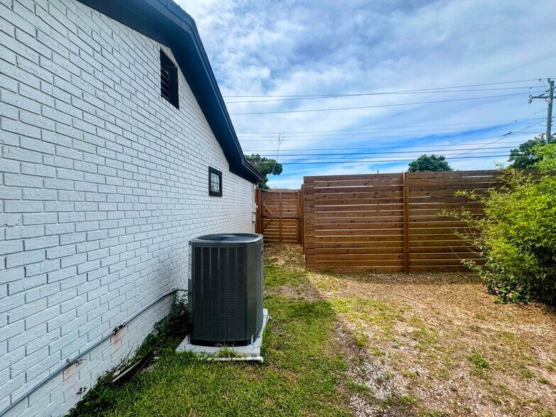 More Photos Of 3480 Barrancas Ave, Pensacola Freestanding For Sale